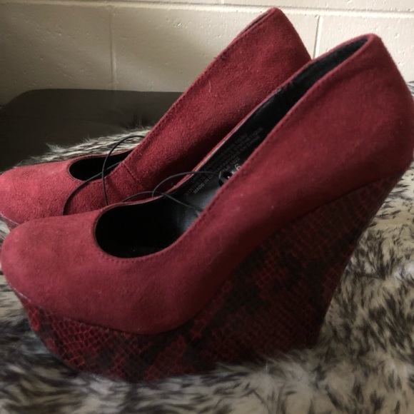 Red wedge - Picture 1 of 3